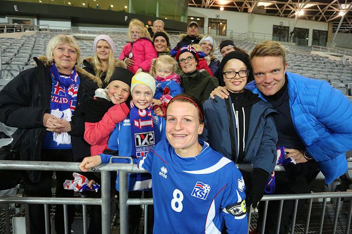 Katrín Jónsdóttir með sínum nánustu að loknum leiknum gegn Sviss í september.