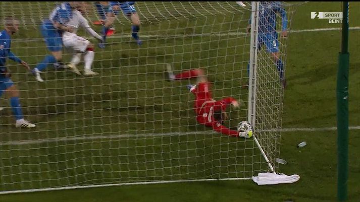 Hannes Þór Halldórsson teygir sig eftir boltanum sem fór aldrei allur yfir marklínuna.