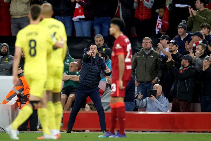 Unai Emery gefur leikmönnum Villarreal fyrirskipanir á hliðarlínunni á Anfield í gær.