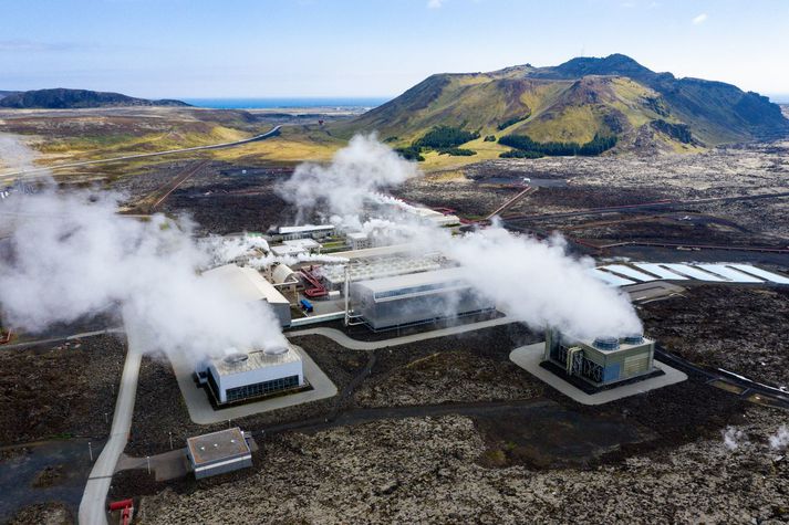 Orkuver HS Orku í Svartsengi hvílir undir fjallinu Þorbirni.