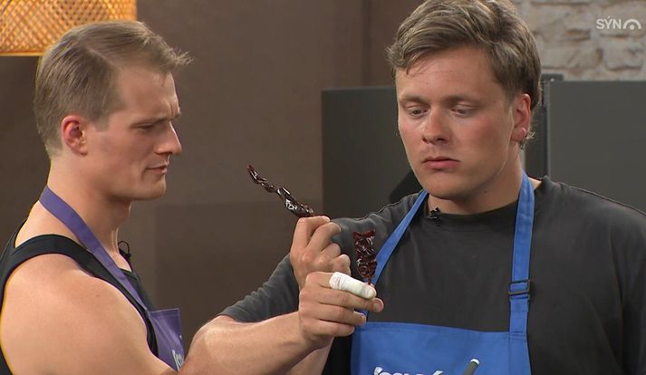 Siggi og Aron smökkuðu ferskan chillí.