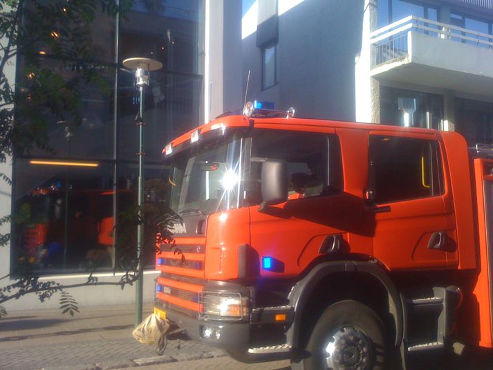 Slökkviliðsbíll á vettvangi.