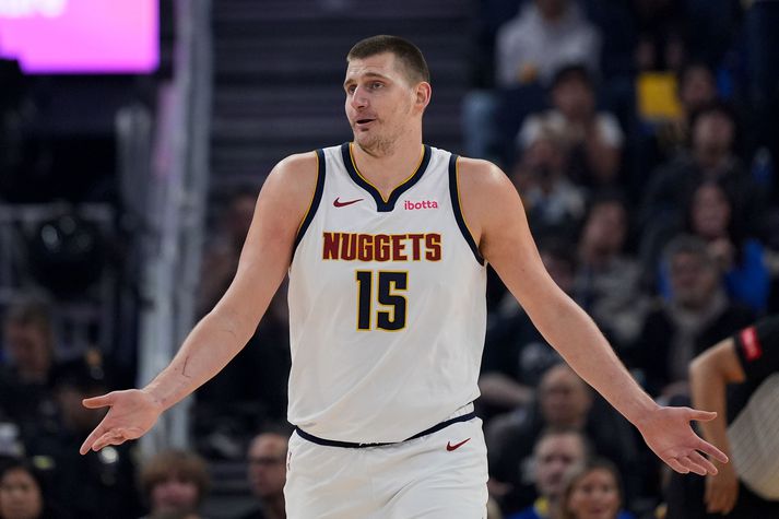 Nikola Jokic hefur farið á kostum með liði Denver Nuggets undanfarið. Serbinn náði sögulegum tölum með þremur þrumuþrennum i röð.