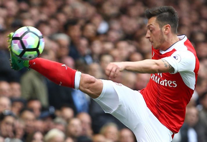 Özil sparkaði í fleira en bolta á White Hart Lane á sunnudaginn.