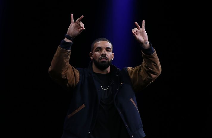 Tónlistarmaðurinn Drake sýnir á sér nýjar hliðar.