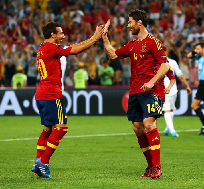 Cazorla og Xabi fagna.