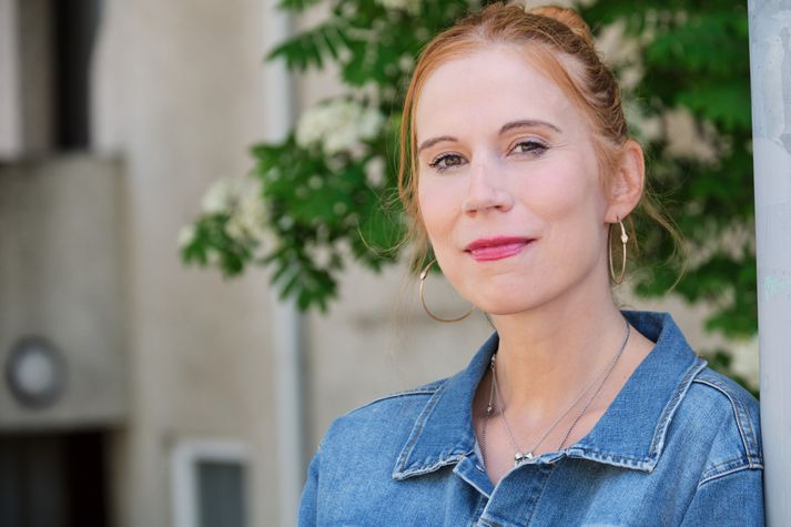 Júlía Margrét Einarsdóttir. Mikið gekk á í hennar einkalífi þegar hún skrifaði sína nýju sögu, Dúkkufabrikkuna. Móðir hennar hafði greinst aftur með krabbamein og hún nýstaðinn upp frá erfiðum sambandsslitum.