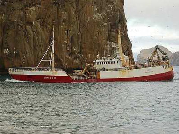 Loðnuskip við Vestmannaeyjar.