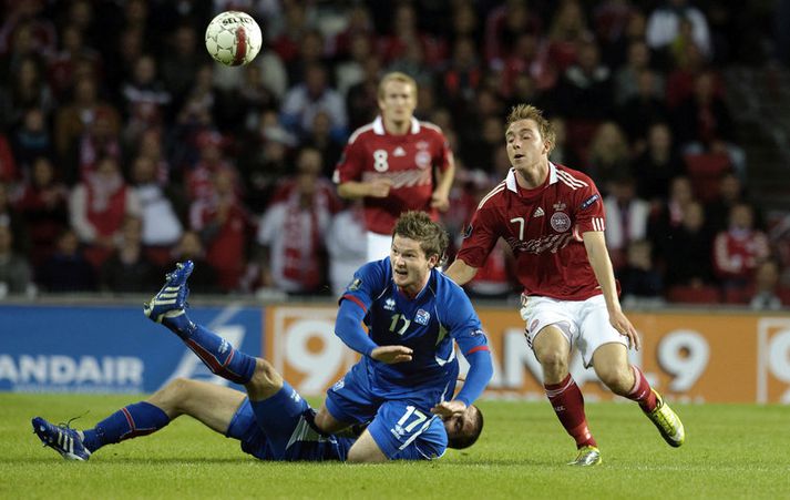 Aron Einar Gunnarsson, fyrirliði íslenska landsliðsins í dag, hefur hér betur í baráttu við Christian Eriksen í leik Íslands og Danmerkur árið 2010.