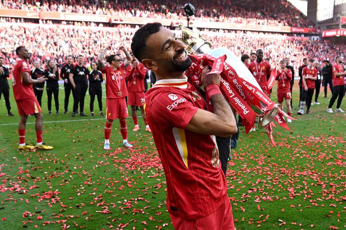 Mohamed Salah með Englandsmeistaratitilinn en hann missti ekki úr leik á síðasta tímabili og átti beinan þát í 47 mörkum í 38 leikjum.