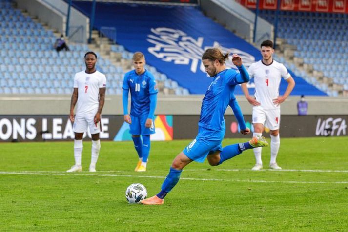 Birkir Bjarnason skýtur yfir úr vítaspyrnunni sinni.