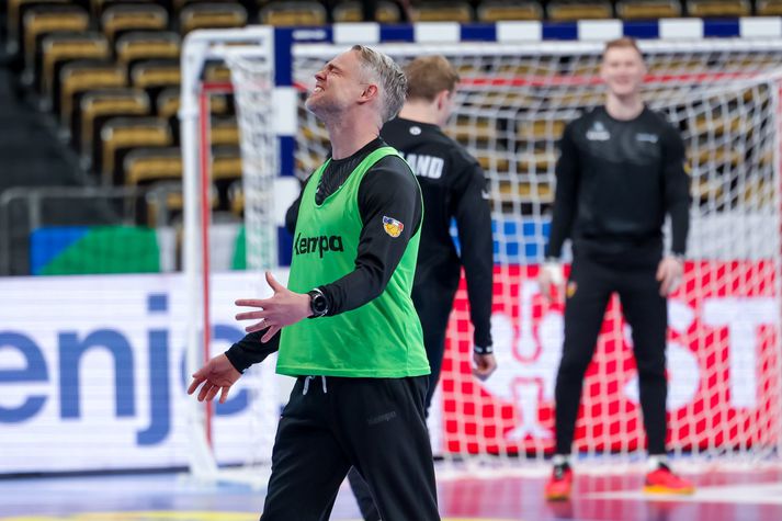 Snorri Steinn Guðjónsson sýndi skemmtileg svipbrigði í fótboltaupphitun landsliðsins á æfingu í gær. Hann segir mikilvægt að hafa léttan anda í aðdraganda móts sem vonandi verði langt og strangt.