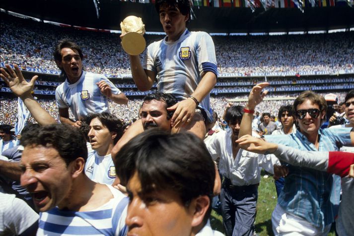 Diego Maradona fagnar með HM bikarinn eftir sigur Argentínu á HM í Mexíkó 1986.