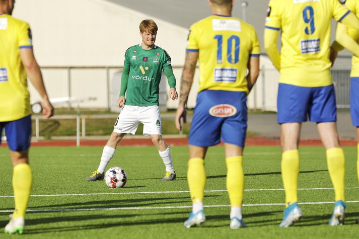 Alexander Helgi Sigurðarson býr sig undir að taka aukaspyrnuna sem hann skoraði annað mark Breiðabliks úr.