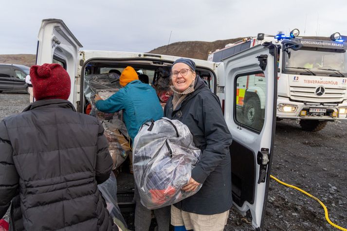 Sólveig Þorbergsdóttir var með fullt af pokum sem hún fékk nágranna til að fylla af dóti. Pokunum henti hún svo út um gluggann til að flýta ferlinu.