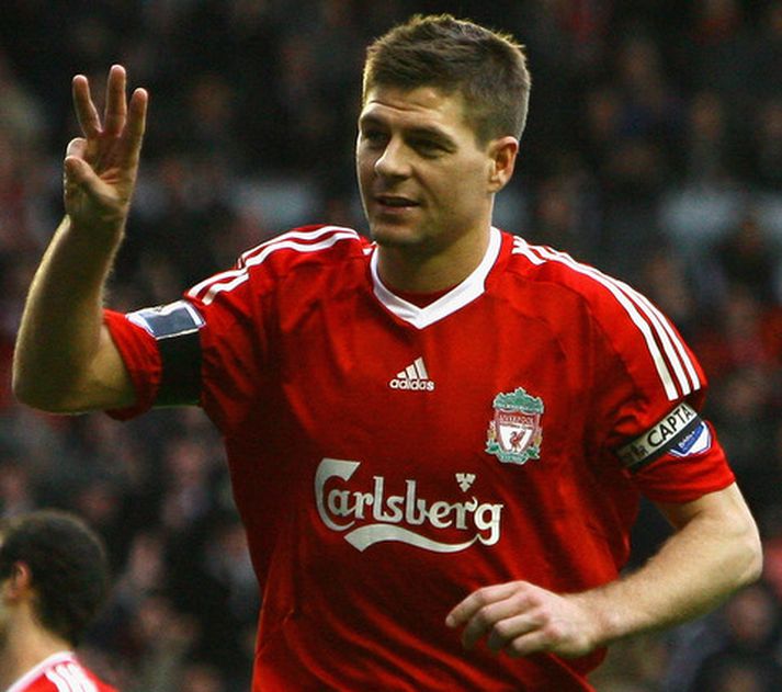 Steven Gerrard ber fyrirliðaband Liverpool næstu árin.