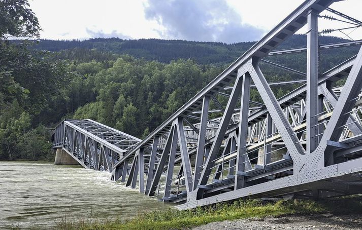 Brúin hrundi ofan í ánna Lågen við Ringebu í Noregi í dag. Mannslíf voru ekki í hættu þar sem umferð um brúna var stöðvuð vegna flóðanna í síðustu viku.