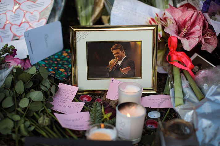 Fjölmargir aðdáendur George Michael minntust hans þegar hann lést í fyrra með blómum, kortum og myndum.