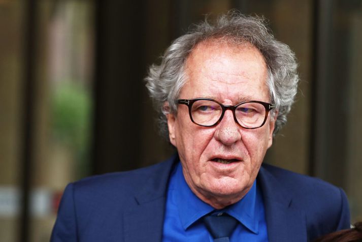 Geoffrey Rush fyrir utan dómstól í Sydney í Ástralíu í nóvember síðastliðnum. Málaferli hans gegn Daily Telegraph hafa staðið yfir í marga mánuði.