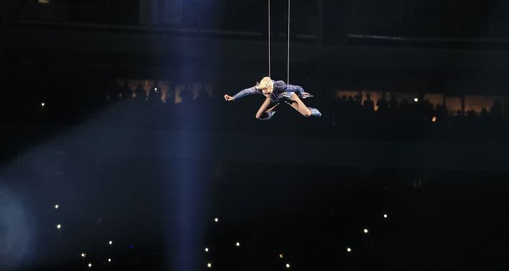 Lady Gaga á flugi á Energy-leikvanginum í gær.