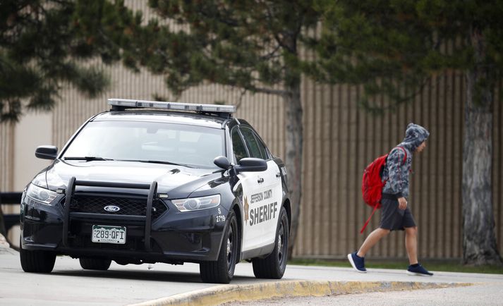 Lögreglumenn gæta nú öryggis við Columbine-framhaldsskólann í Littleton í Colorado.