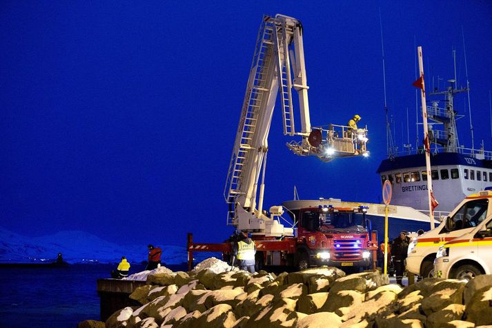 Konunni var bjargað úr sjónum um fimmleytið síðdegis í gær eftir að lögreglu barst tilkynning um að bíl hefði verið ekið í höfnina.