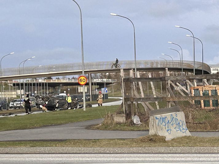 Annar bíllinn virðist hafa endað á hvolfi.