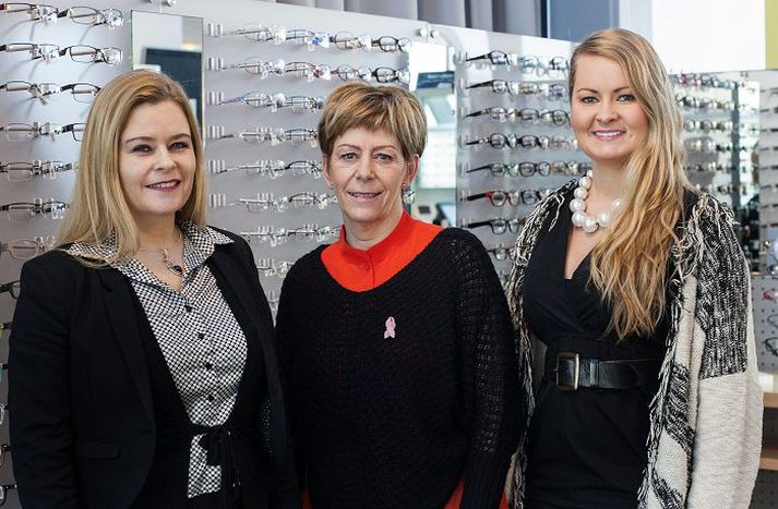 Eyesland Helga Kristinsdóttir sjóntækjafræðingur ásamt Eddu Friðfinnsdóttur og Rannveigu Gísladóttur. Þær segja stöðugan straum fólks í verslunina þó hún sé á fimmtu hæð í Glæsibæ.
mynd/anton