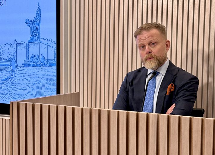 Ásgeir Jónsson segir ákvörðun um að halda stýrivöxtum óbreyttum koma hvað verst niður á ungu fólki sem vill komast inn á fasteignamarkaðinn. Hann hefur áhyggjur af stöðu  hópsins.