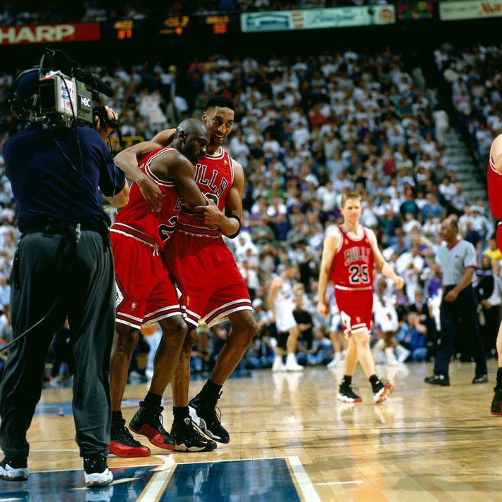 Scottie Pippen hjálpar Michael Jordan af velli.