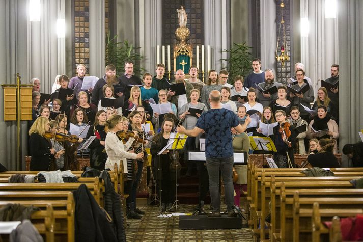 Íslenskir strengir og Söngsveitin Ægisif flytja hátíðlega tónlist í Kristskirkju, Landakoti, í kvöld.