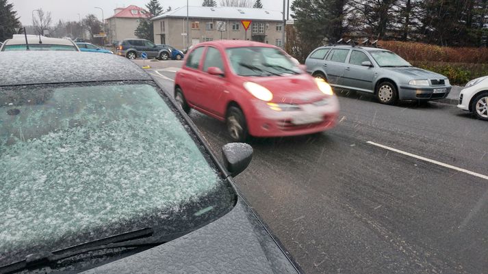 Mörgum var eflaust brugðið þegar fyrsti snjór vetrarins féll í höfuðborginni í morgun.