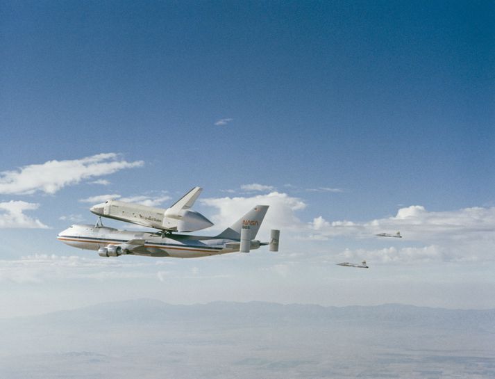 Geimskutlan á baki Boeing 747 þotu. Skutlan var sú fyrsta sem var smíðuð af NASA.