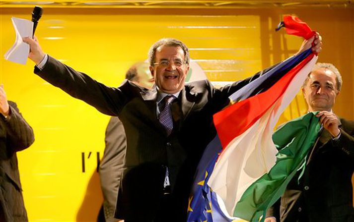 Romano Prodi fagnar sigri.