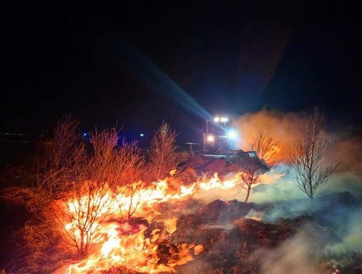 Slökkviliðsmenn beittu jarðýtum og gröfum til að ná tökum á gróðureldunum í Tjarnabyggð í nótt.