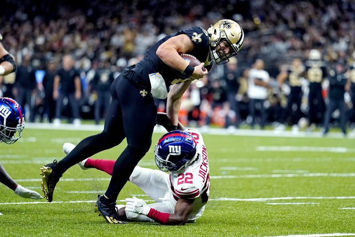 Taysom Hill, leikstjórnandi hjá New Orleans Saints, hljóp hreinlega yfir mann og annan í leiknum á móti New York Giants um síðustu helgi.