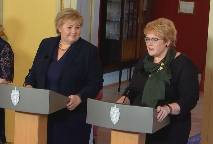 Erna Solberg forsætisráðherra og Trine Skei Grande menningarmálaráðherra þegar ný rikisstjórn Noregs var kynnt á miðvikudag.