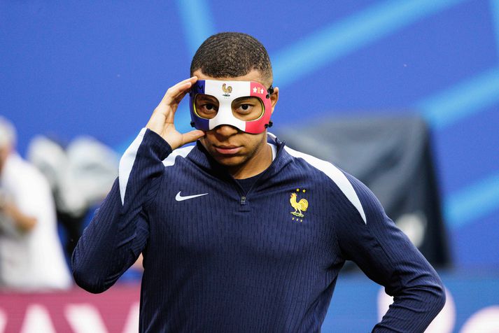 Kylian Mbappe með grímuna á æfingunni.