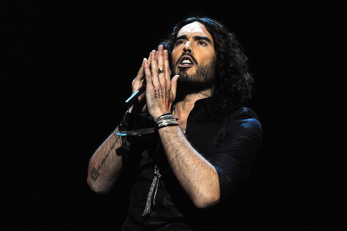 Russell Brand kemur til Íslands í desember til að skemmta landanum með uppistandssýningunni Messiah Complex.