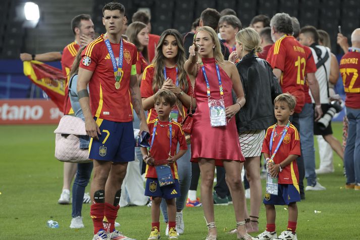 Alvaro Morata með eiginkonu sinni Alice Campello og börnum þeirra.