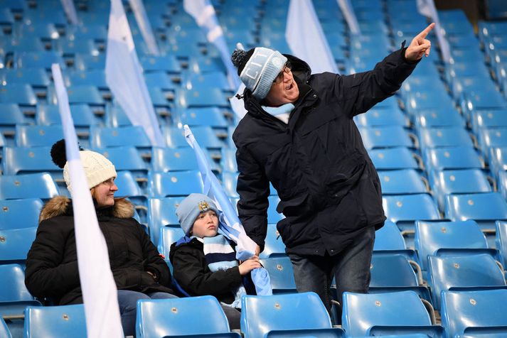 Fjölskylda af stuðningsmönnum Manchester City mætt á leik á Ethiad. Það hefur verið nóg af tómum sætum í síðustu leikjum liðsins.