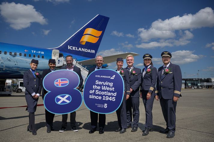 Áhöfn þotu Icelandair ásamt ráðamönnum Glasgow-flugvallar.