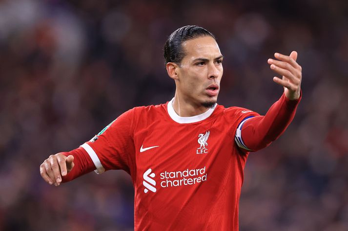 Virgil van Dijk og félagar í Liverpool eru 90 mínútum frá sæti í úrslitum enska deildarbikarsins.