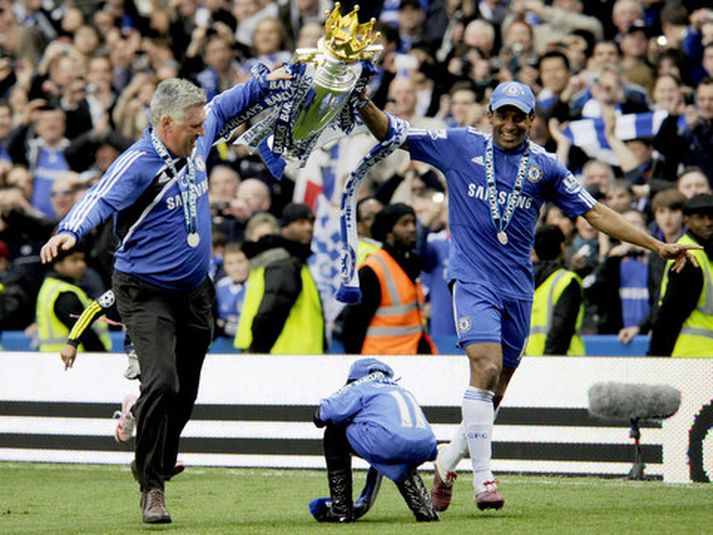 Carlo Ancelotti, stjóri Chelsea og Florent Malouda hlaupa sigurhringinn.