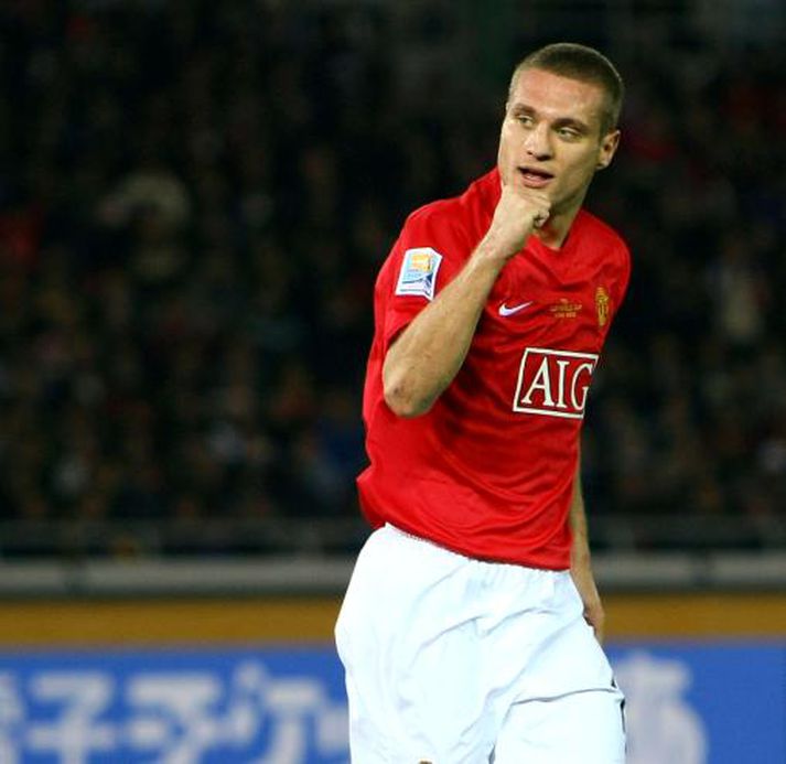 Nemanja Vidic fagnar því að hafa komið United á sporið eftir hornspyrnu Ryan Giggs.