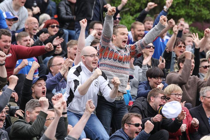 Færeyingarnir sem fylgdust með leiknum á "trappunni“ lifðu sig mjög inn í leikinn.