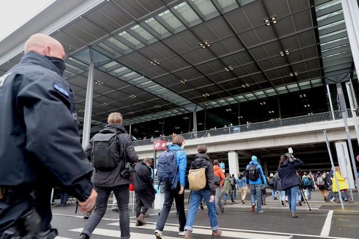 Aðgerðasinnar í loftslagsmálum mótmæltu við nýju flugstöðvarbygginguna á degi opnunarinnar í dag.