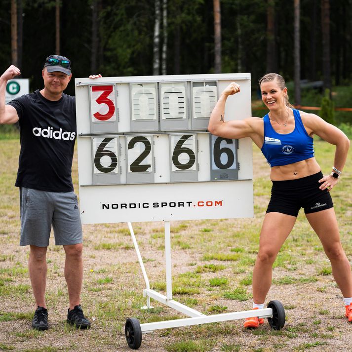 Ásdís Hjálmsdóttir glaðbeitt eftir mótið ásamt þjálfara sínum Kari Kiviniemi.