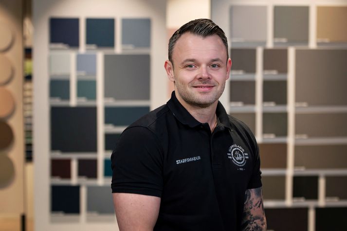 Tveir nýir litir hjá Slippfélaginu eru að koma mjög sterkir inn þessar vikurnar. Um er að ræða litina Blíður og Perlu. Arnar Daði Helgason er verslunarstjóri Slippfélagsins í Skútuvogi. 