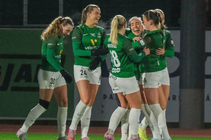 Elísa Viðarsdóttir skoraði sitt fyrsta mark fyrir Blika og það var ekkert smámark. Hér fagna liðsfélagar hennar með henni eftir markið.